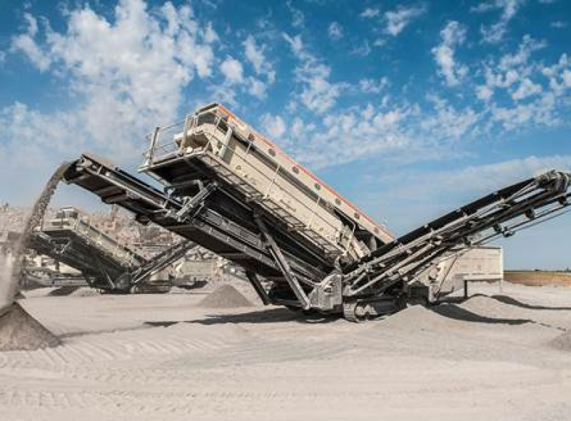 Peneira vibratória móvel - Metso Lokotrack ST4.8